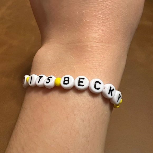 Taylor Swift no its becky friendship bracelet - Picture 3 of 4